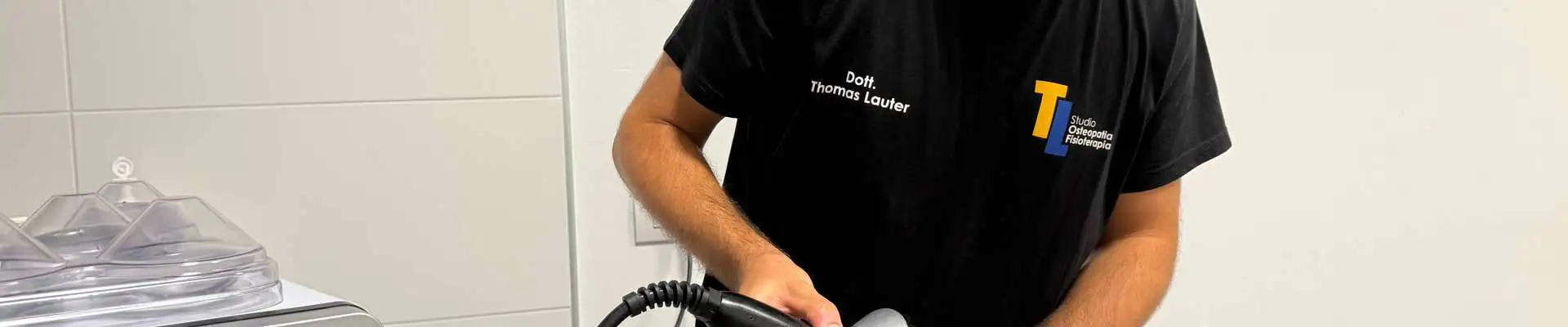 Un fisioterapista che usa il sistema di onde d'urto focali